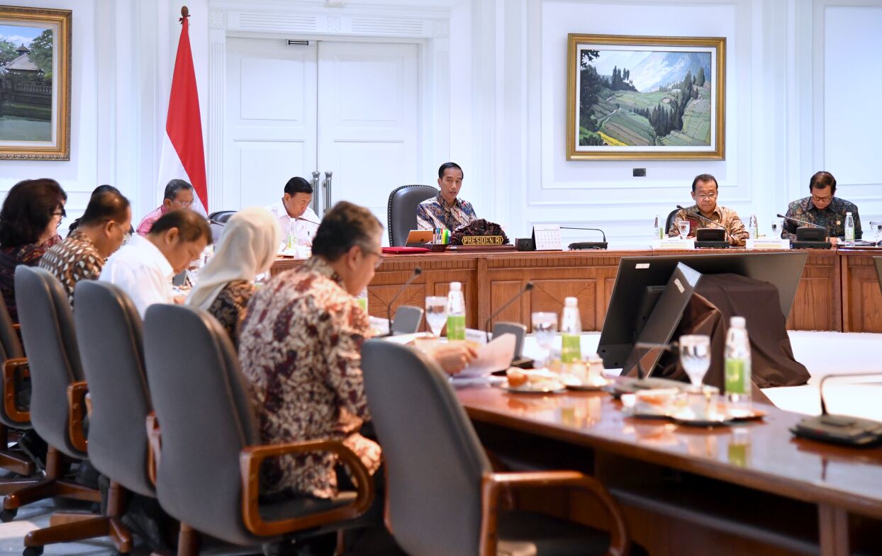 Pemerintah Luncurkan Paket Kebijakan Ekonomi ke-15 Pemerintah Luncurkan Paket Kebijakan Ekonomi ke-15