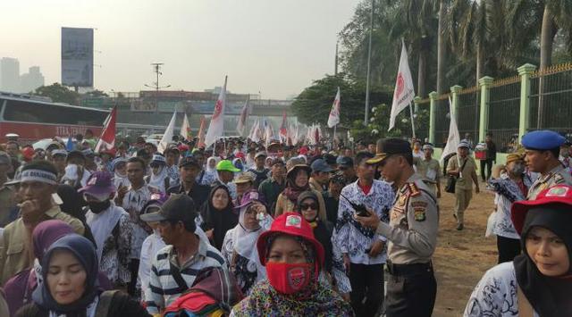 Ribuan Perawat Honorer Demo DPR RI