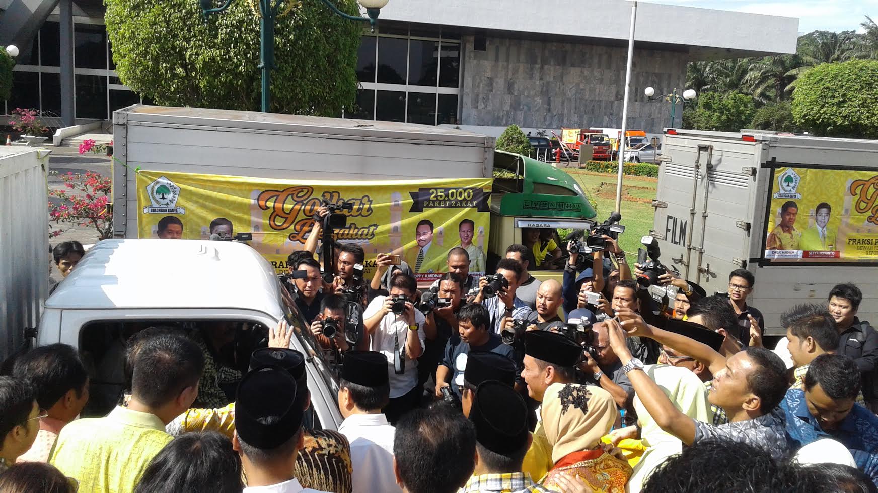 Fraksi Golkar Berbagi 25 Ribu Paket Zakat Di DKI Jakarta Fraksi Golkar Berbagi 25 Ribu Paket Zakat Di DKI Jakarta