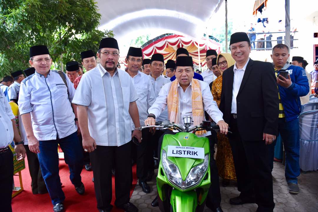 Setya Novanto Kunjungi Pesantren Gus Amik Magetan Setya Novanto Kunjungi Pesantren Gus Amik Magetan