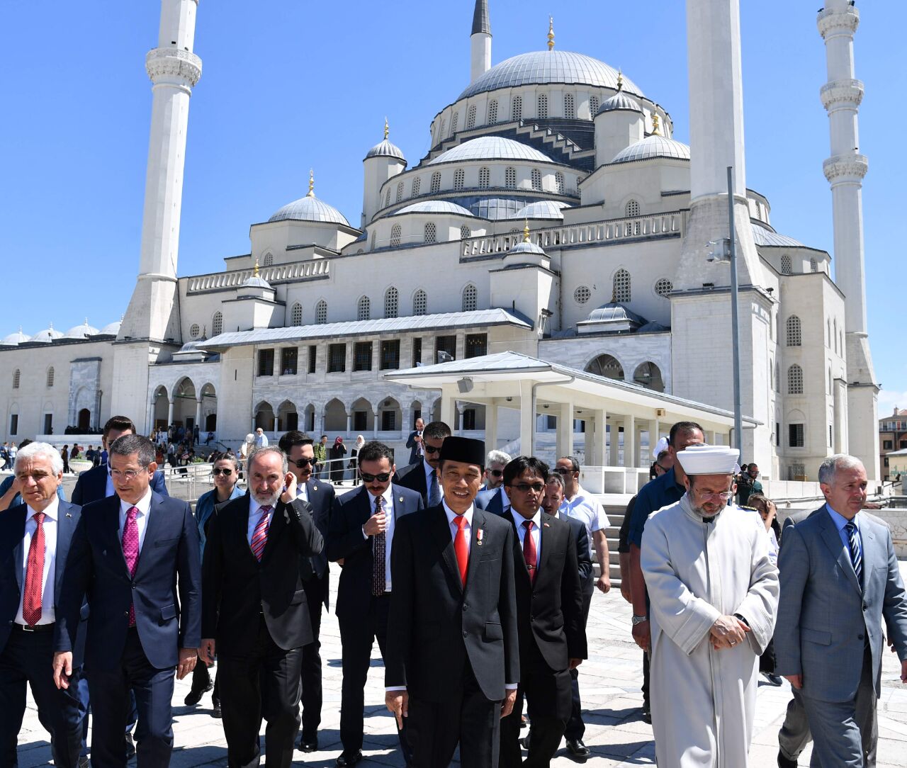 Presiden Jokowi Sholat di Masjid Terbesar Turki