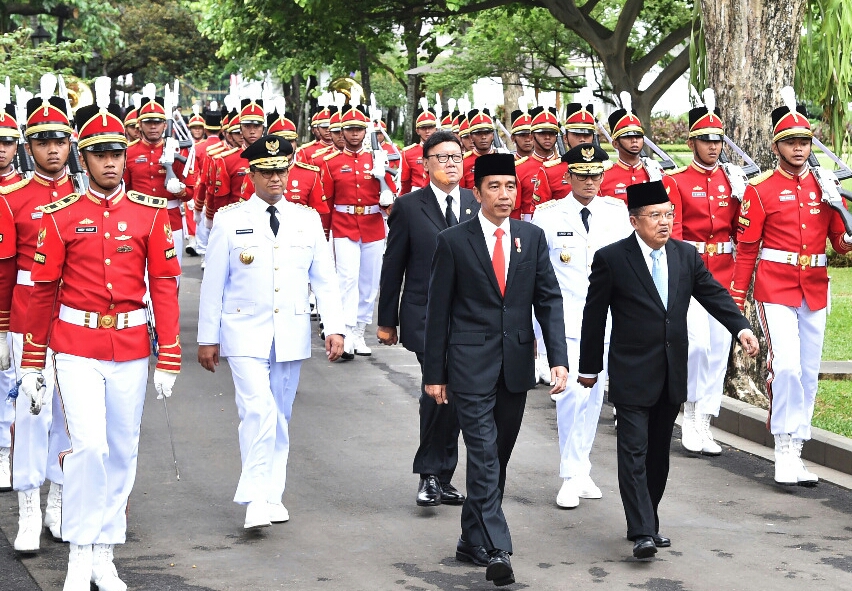 Presiden Jokowi Lantik Anies-Sandi Presiden Jokowi Lantik Anies-Sandi