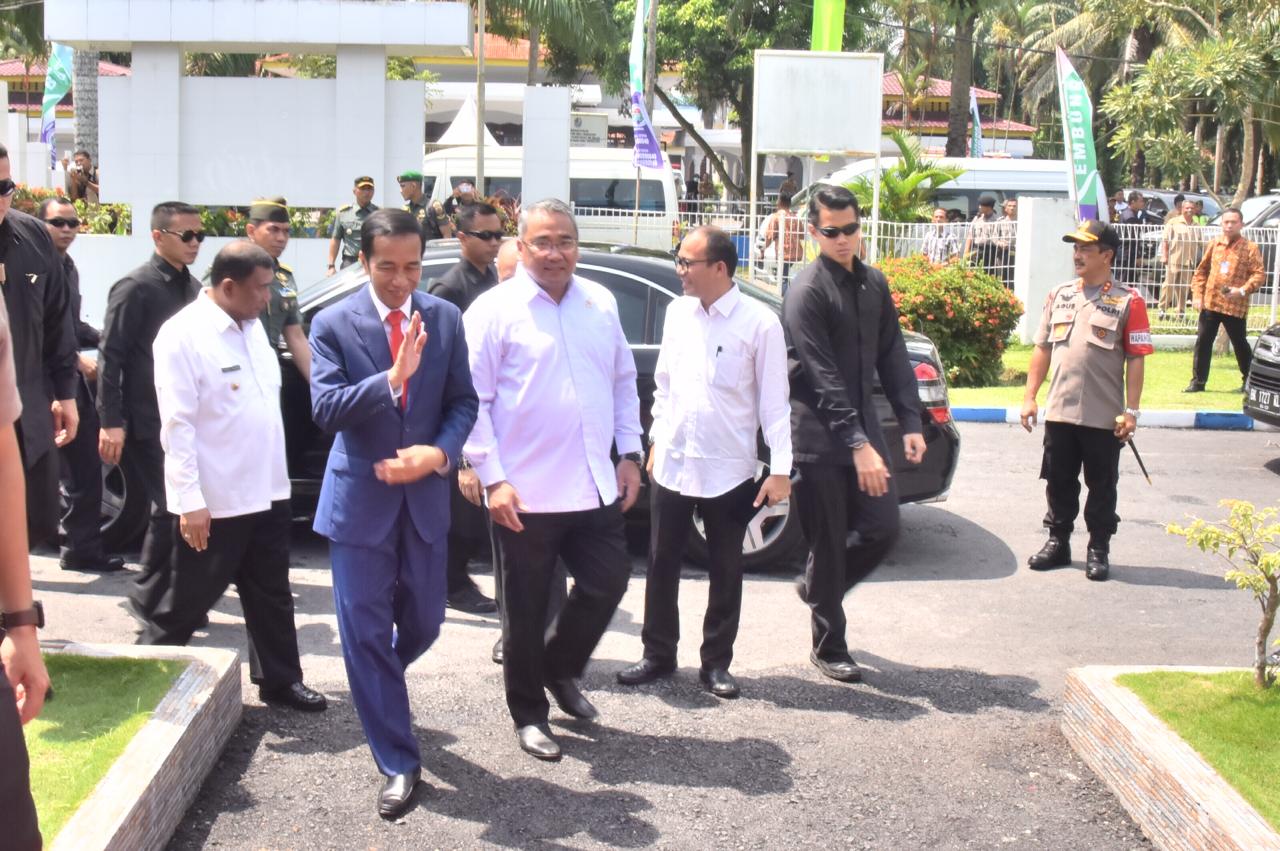 Jokowi Minta Eko Putra Gunakan Dana Desa Untuk Pemberdayaan Umat Jokowi Minta Eko Putra Gunakan Dana Desa Untuk Pemberdayaan Umat