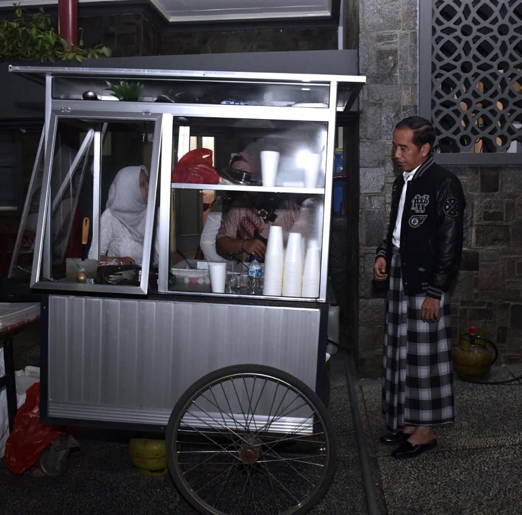 Malam Tahun Baru, Jokowi bersama Pedagang Kuliner di Sekitar Istana Bogor Malam Tahun Baru, Jokowi bersama Pedagang Kuliner di Sekitar Istana Bogor