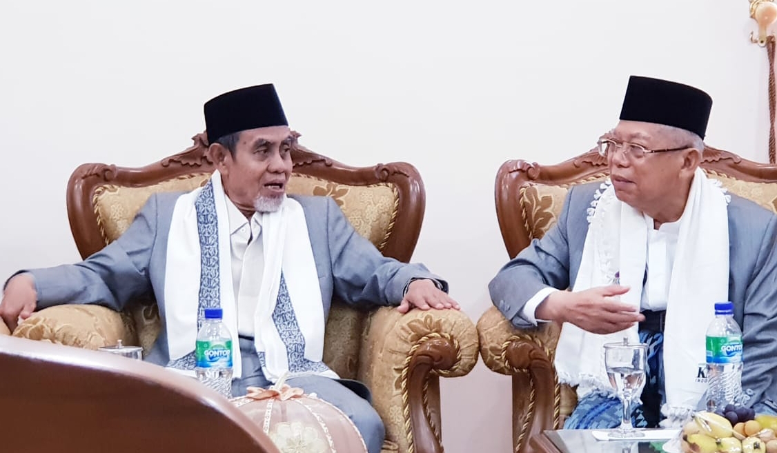 Ke Ponpes Gontor, KH. Ma'ruf Disuguhi Air Mineral Kemasan Produksi Santri Ke Ponpes Gontor, KH. Ma'ruf Disuguhi Air Mineral Kemasan Produksi Santri