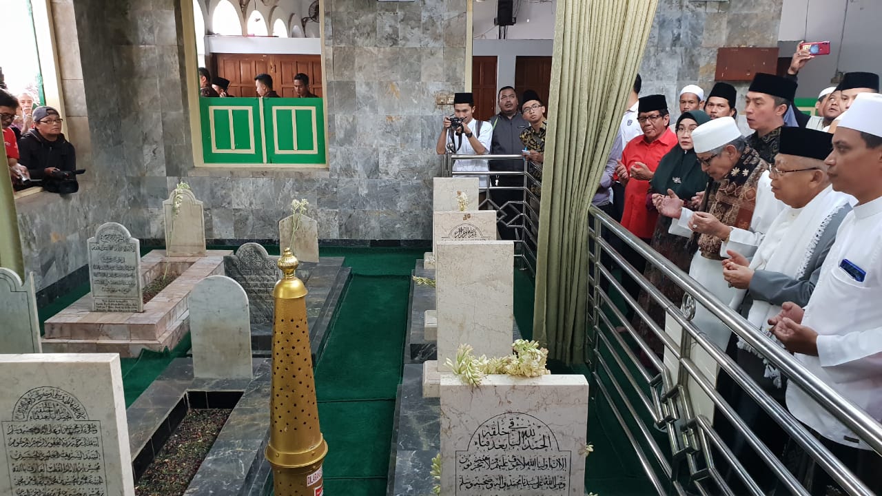 KH. Ma'ruf Amin Silaturahim Sambangi Khalifah Keramat Empang KH. Ma'ruf Amin Silaturahim Sambangi Khalifah Keramat Empang