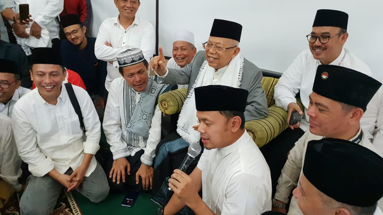 Isyarat Jari Satu Bima Arya di depan KH Ma'ruf Amin Isyarat Jari Satu Bima Arya di depan KH Ma'ruf Amin
