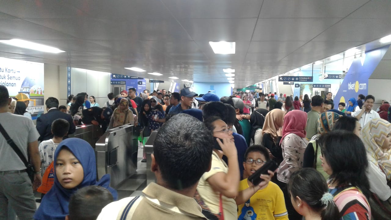 Ribuan Warga Jakarta Antri Tiket MRT, Petugas Kewalahan Ribuan Warga Jakarta Antri Tiket MRT, Petugas Kewalahan