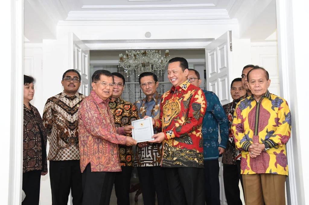 Jusuf Kalla Pastikan Hadiri Prosesi Pergantian Dirinya sebagai Wapres ke-13 Jusuf Kalla Pastikan Hadiri Prosesi Pergantian Dirinya sebagai Wapres ke-13
