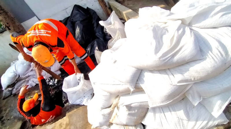 Dinas Kebersihan DKI Dan Warga Kerja Bhakti Antisipasi Banjir