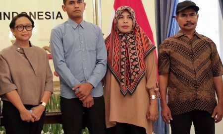 Menlu Serahkan Sandera Abu Sayyaf kepada Pihak Keluarga