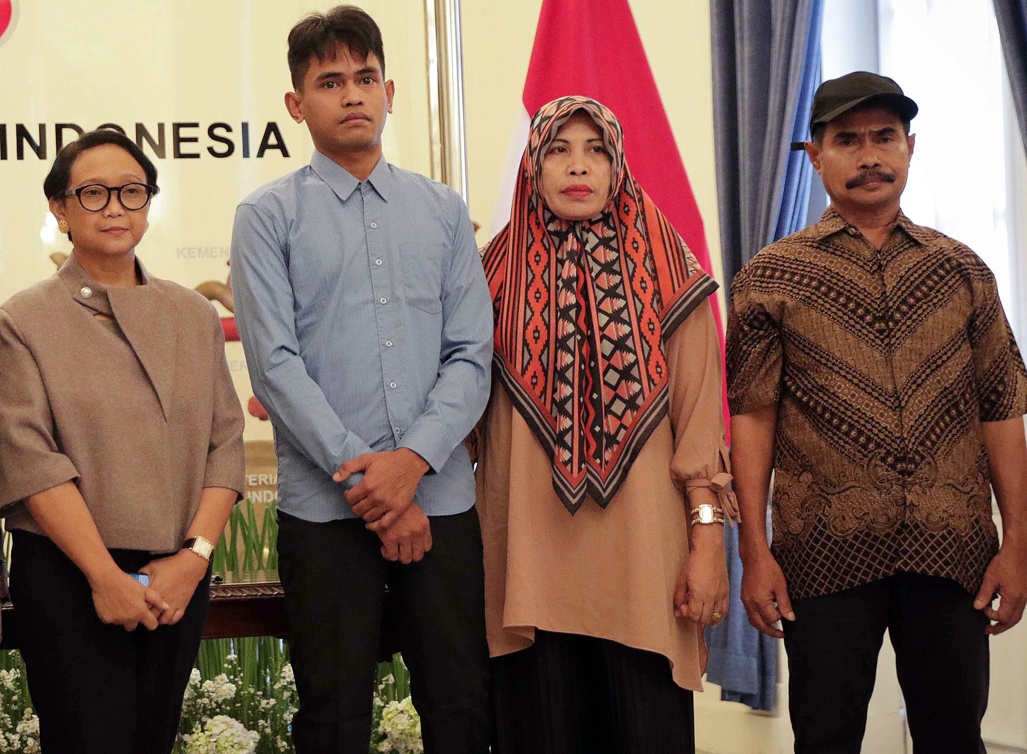 Menlu Serahkan Sandera Abu Sayyaf kepada Pihak Keluarga