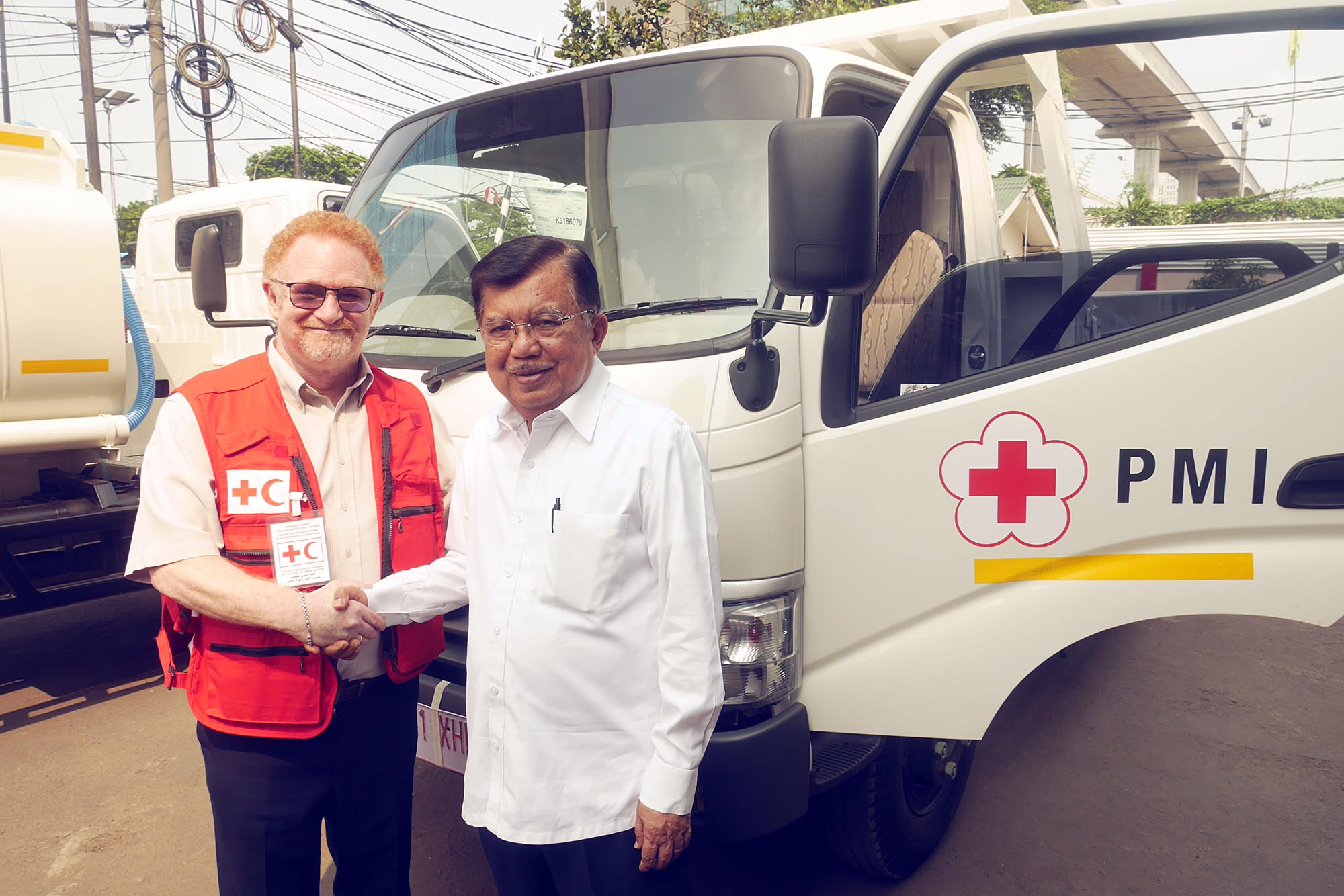 Bantuan Belasan Truk dari IFRC untuk PMI Bantuan Belasan Truk dari IFRC untuk PMI