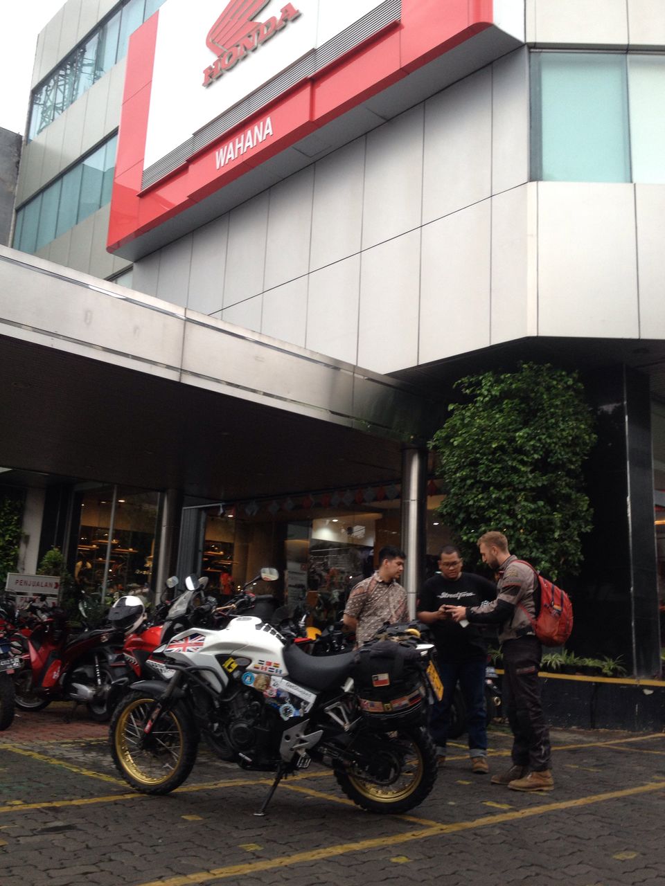 Rider Asal Inggris "Mampir" ke Layanan Wahana Honda Rider Asal Inggris "Mampir" ke Layanan Wahana Honda