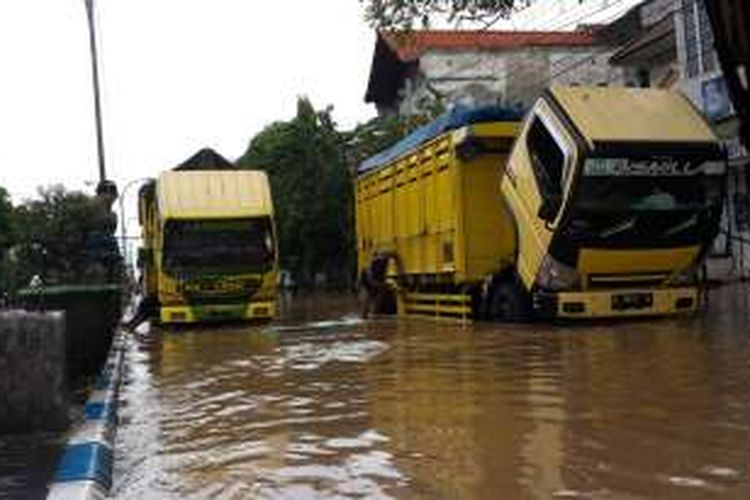 Ribuan Truk Tak Beroperasi, Pengusaha Jasa Ekspedisi Rugi Miliaran Rupiah Akibat Banjir Ribuan Truk Tak Beroperasi, Pengusaha Jasa Ekspedisi Rugi Miliaran Rupiah Akibat Banjir