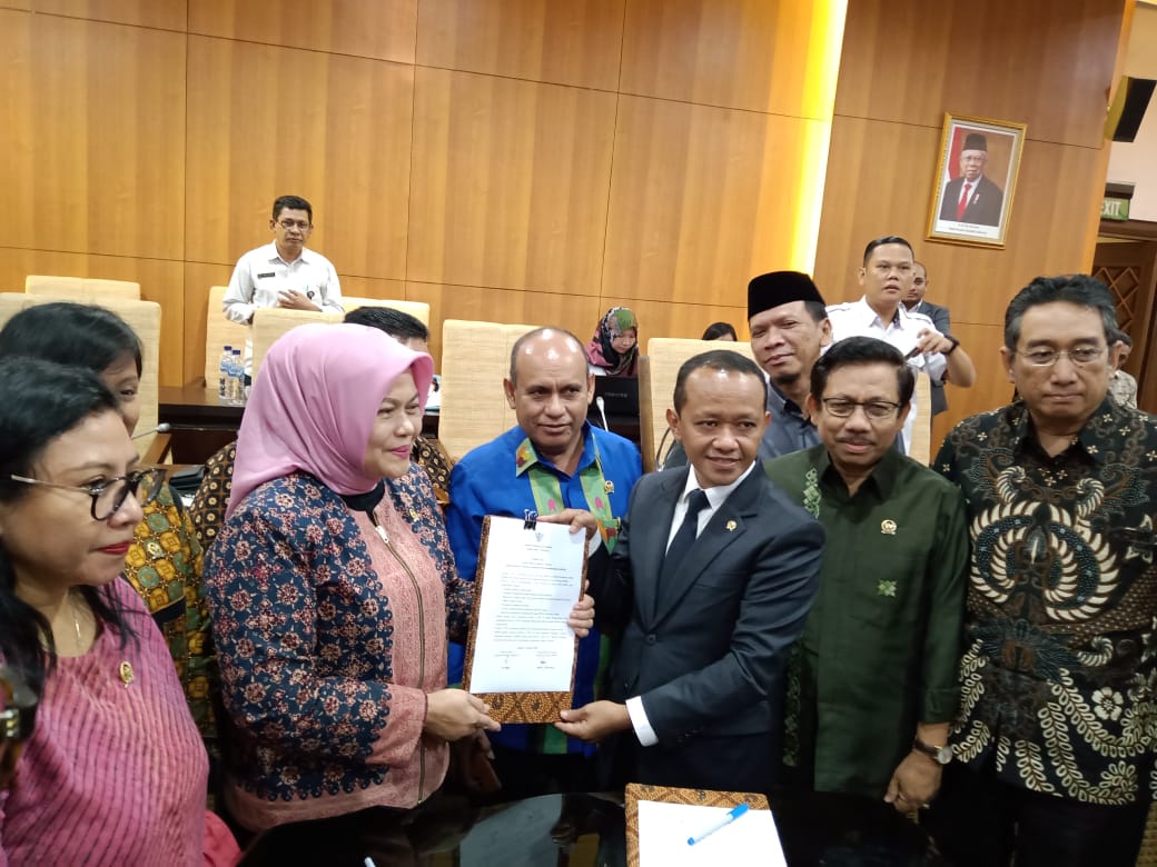 Investor Terhambat, Elviana: Aplikasi OSS Belum Efektif Hingga Daerah Investor Terhambat, Elviana: Aplikasi OSS Belum Efektif Hingga Daerah