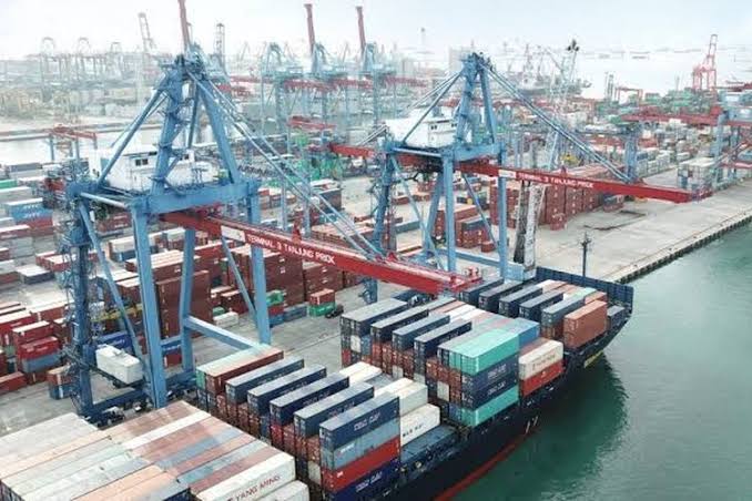 Meski Ada Sterilisasi Covid-19, Operasional Pelabuhan Tanjung Priok Tak Berhenti Meski Ada Sterilisasi Covid-19, Operasional Pelabuhan Tanjung Priok Tak Berhenti