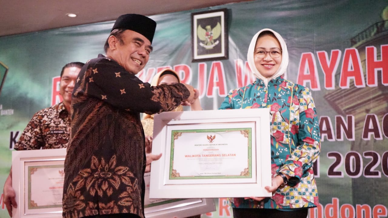 Tangsel Terima Penghargaan Bidang Agama dari Kemenag RI Tangsel Terima Penghargaan Bidang Agama dari Kemenag RI