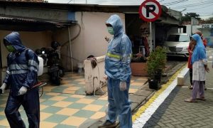 Tekan Covid-19, Pemkot Tangerang Bersama Warga Lakukan Disinfectanisasi
