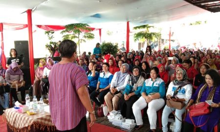 Ribka Tjiptaning Ajak Kaum Perempuan Berani Tampil di Depan Publik