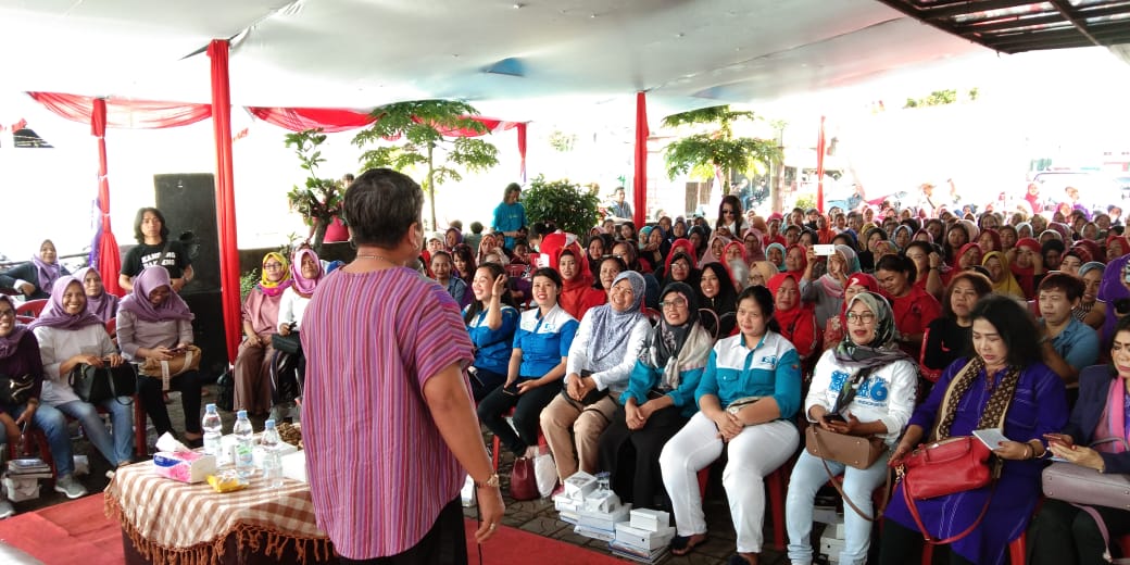 Ribka Tjiptaning Ajak Kaum Perempuan Berani Tampil di Depan Publik Ribka Tjiptaning Ajak Kaum Perempuan Berani Tampil di Depan Publik