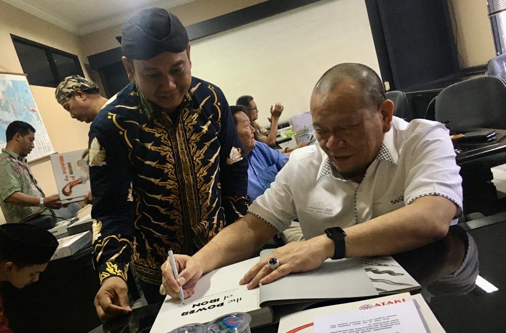 LaNyalla Minta Pemerintah Perhatikan Pengrajin Keris LaNyalla Minta Pemerintah Perhatikan Pengrajin Keris
