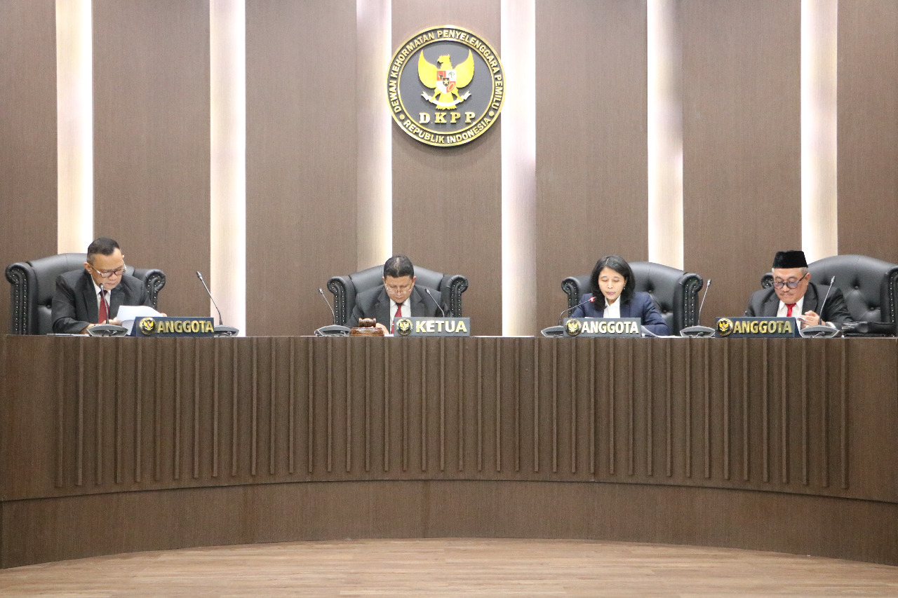 DKPP Pecat Anggota KPU RI Evi Novida Ginting Manik DKPP Pecat Anggota KPU RI Evi Novida Ginting Manik