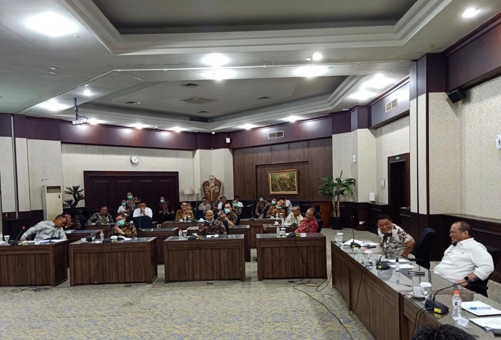 Ketua DPD Minta Pelindo III Sikapi Warning WHO, IMF dan Bank Dunia Ketua DPD Minta Pelindo III Sikapi Warning WHO, IMF dan Bank Dunia