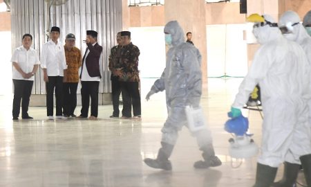 Cegah Corona, Presiden Tinjau Penyemprotan Disinfektan Masjid Istiqlal