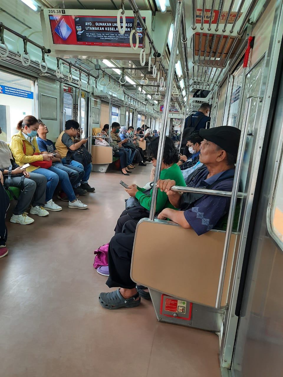 KRL yang Biasanya Padat Kini Lengang