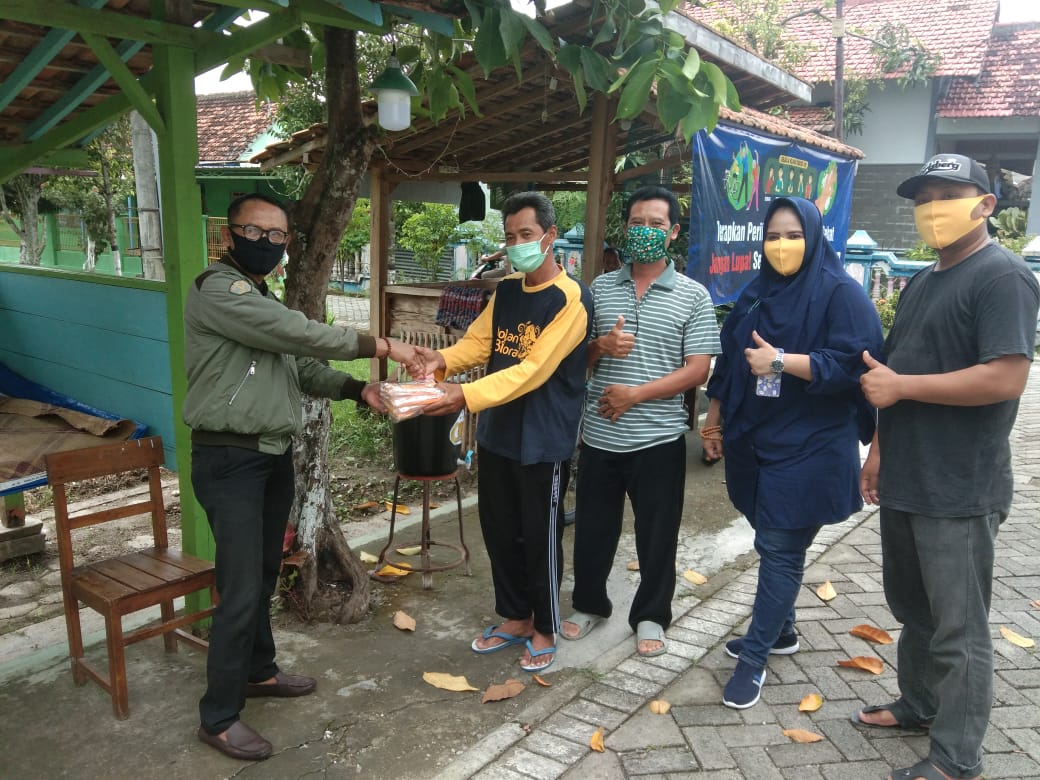 Bacalon Bupati Blora Bagikan APD ke Warga