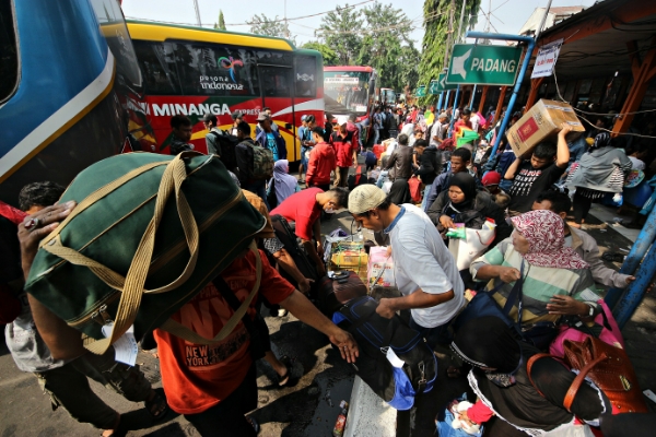 Serahkan Sembako, Puan Maharani Minta Warga Tunda Mudik Lebaran Serahkan Sembako, Puan Maharani Minta Warga Tunda Mudik Lebaran