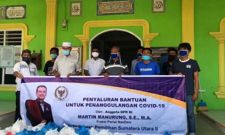 Martin Manurung Bantu Ribuan Sembako Untuk Warga Muslim Danau Toba
