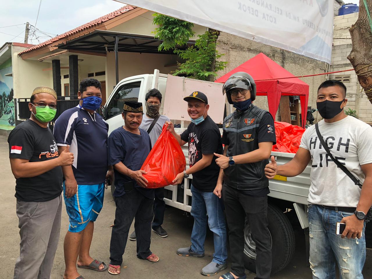 Ringankan Beban Terimbas Covid-19, ROC Sebar 200 Paket Sembako Ringankan Beban Terimbas Covid-19, ROC Sebar 200 Paket Sembako