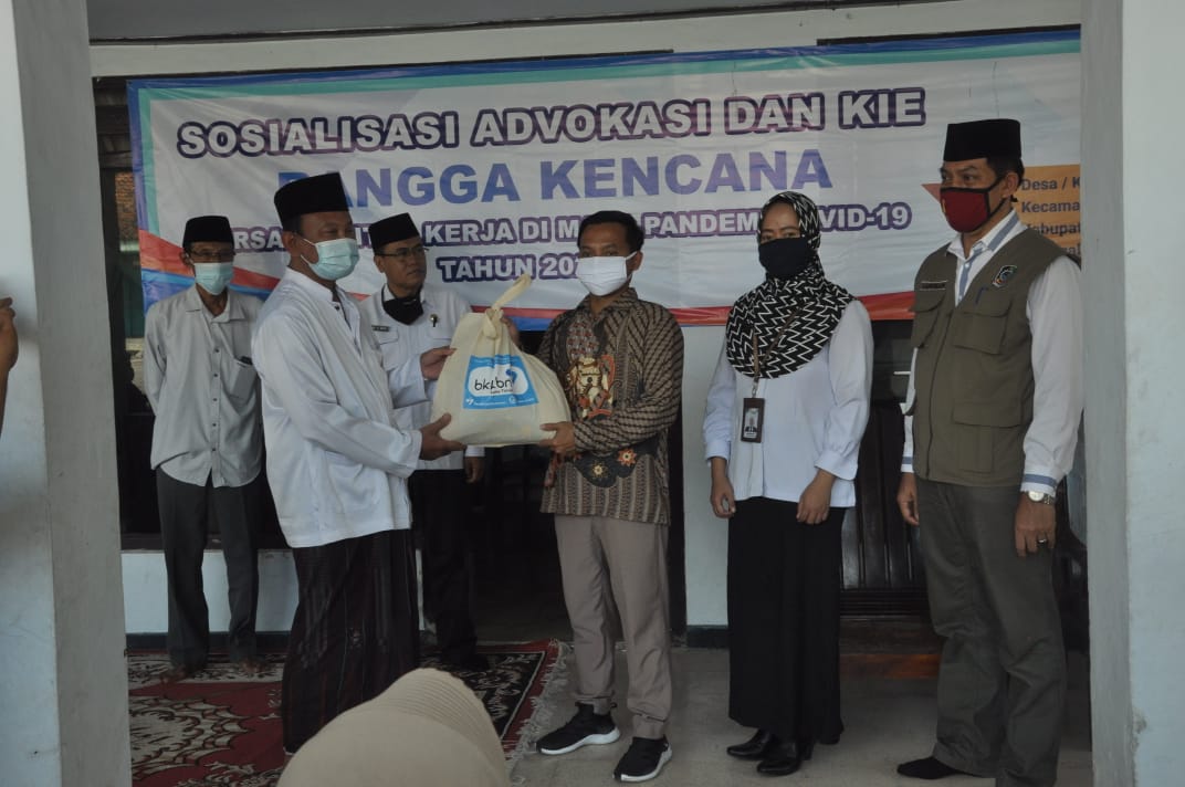 Gandeng BKKBN Jatim, Anas Tahir Bantu 1000 Paket Sembako Ke Ponpes Darush Sholah Gandeng BKKBN Jatim, Anas Tahir Bantu 1000 Paket Sembako Ke Ponpes Darush Sholah