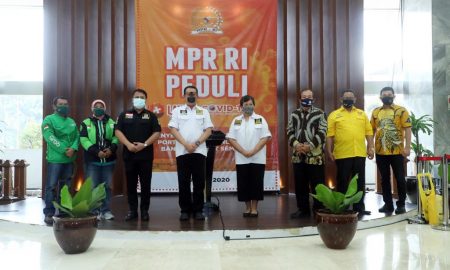 Ketua MPR Bagikan Pertisi Portable kepada Pengemudi Ojol