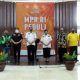 Ketua MPR Bagikan Pertisi Portable kepada Pengemudi Ojol
