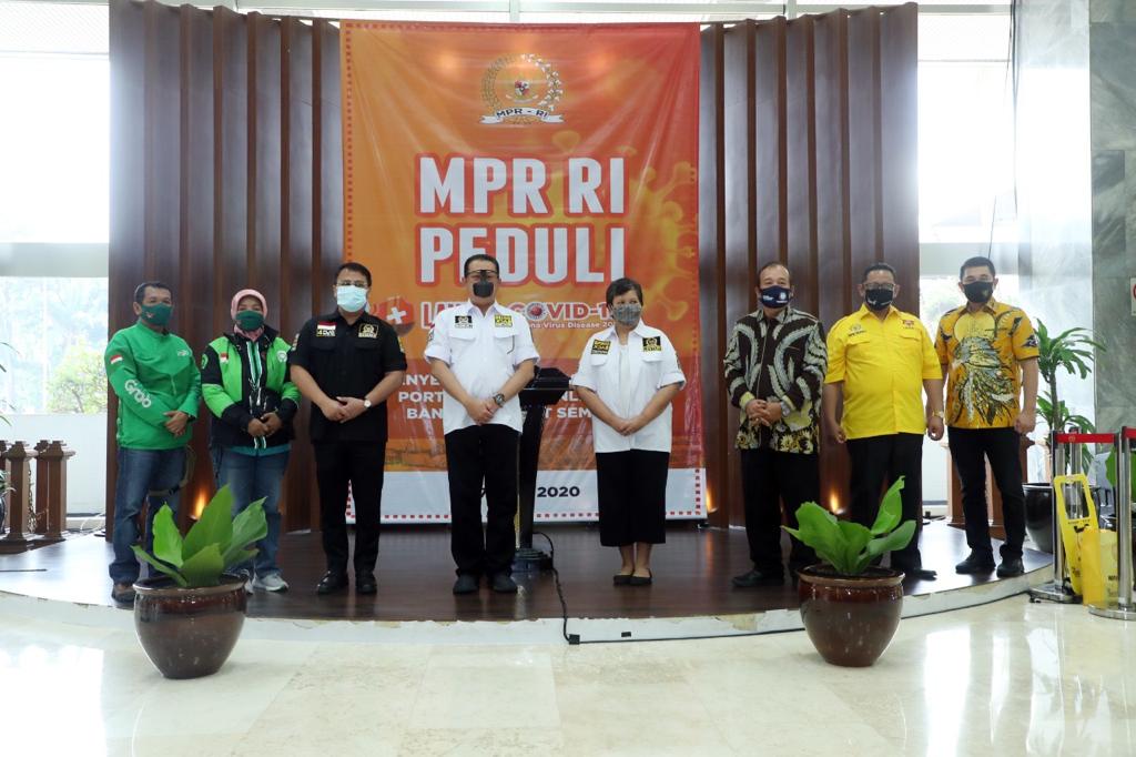 Ketua MPR Bagikan Pertisi Portable kepada Pengemudi Ojol Ketua MPR Bagikan Pertisi Portable kepada Pengemudi Ojol