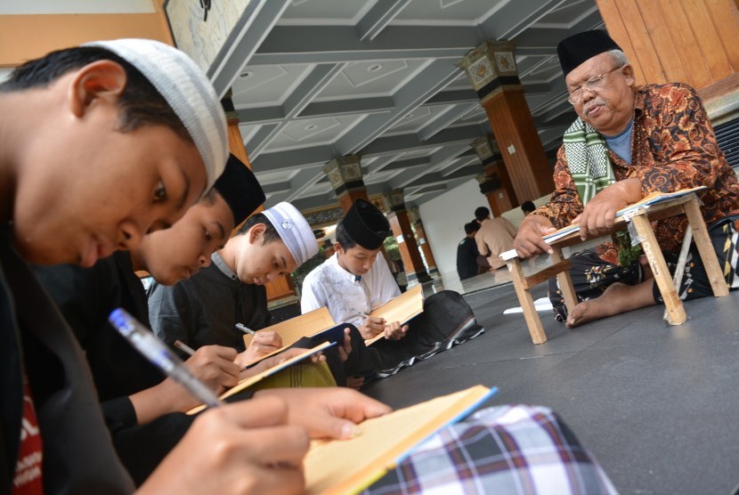 Pemerintah Afirmasi Pendidikan Pesantren Hadapi New Normal Rp2,36 Triliun Pemerintah Afirmasi Pendidikan Pesantren Hadapi New Normal Rp2,36 Triliun