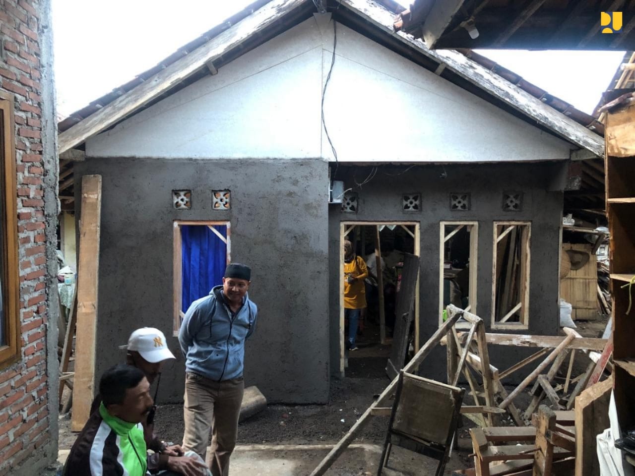 Serapan Padat Karya Bedah Rumah PUPR Capai 52.5% Dari Rp2,46 Triliun Serapan Padat Karya Bedah Rumah PUPR Capai 52.5% Dari Rp2,46 Triliun