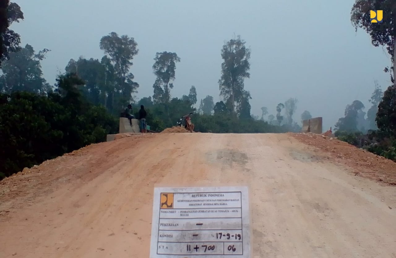 PUPR: Jalan Pararel Perbatasan Kalbar Tembus 811 Km PUPR: Jalan Pararel Perbatasan Kalbar Tembus 811 Km