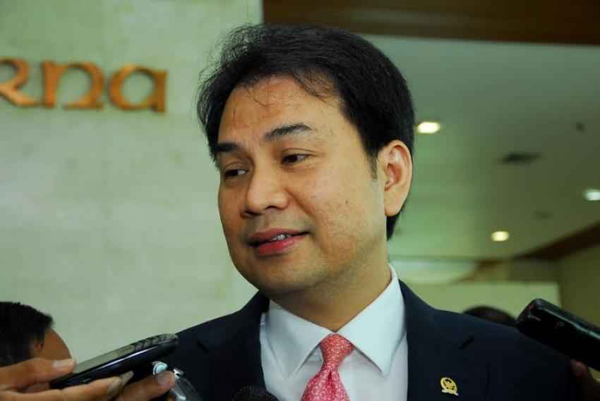 Azis Sesalkan Cakada Saat Pendaftaran Bawa banyak Simpatisan Azis Sesalkan Cakada Saat Pendaftaran Bawa banyak Simpatisan