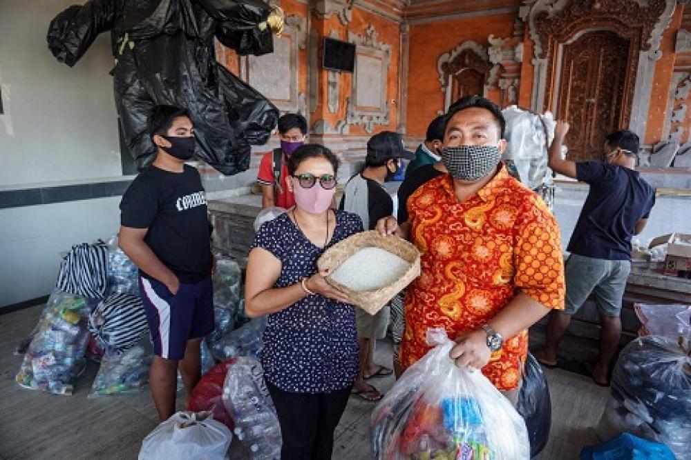 Bersihkan Lingkungan, Nyoman Parta Gerakan "Barter" Sampah Plastik Dengan Beras Bersihkan Lingkungan, Nyoman Parta Gerakan "Barter" Sampah Plastik Dengan Beras