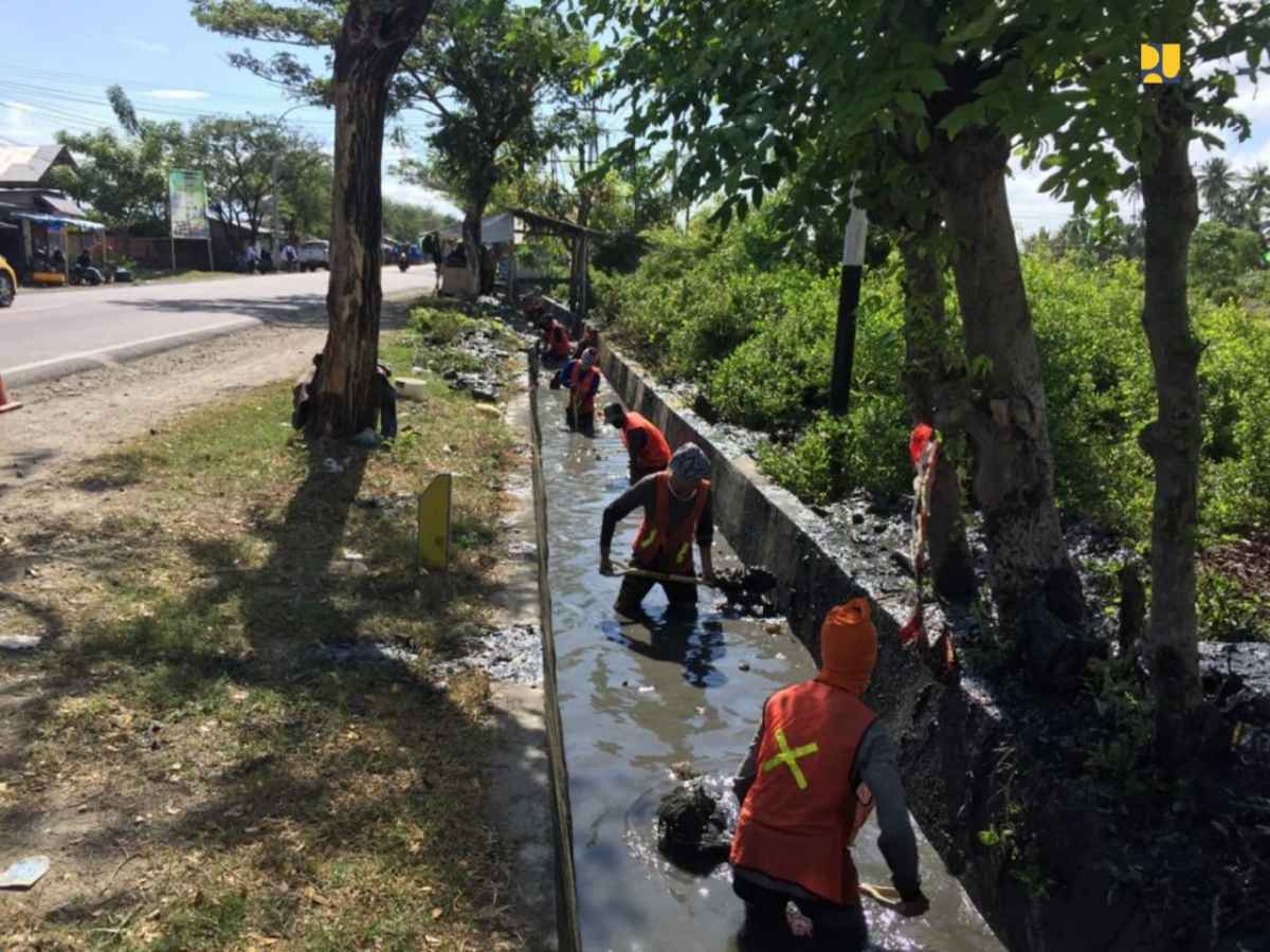 Dukung PEN, PUPR Perbaiki Drainase Jalan Nasional Guna Perlancara Jalur Logistik