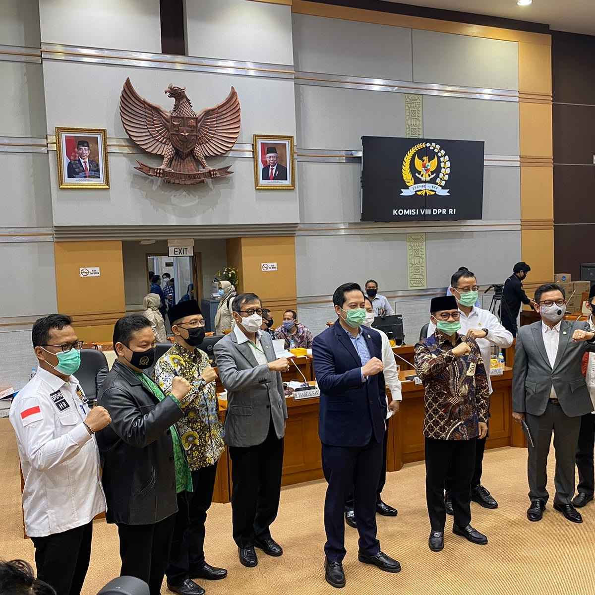 Raker dengan Kementerian - DPR, DPD Sampaikan Pentingnya Hindari Konflik Kebijakan Raker dengan Kementerian - DPR, DPD Sampaikan Pentingnya Hindari Konflik Kebijakan