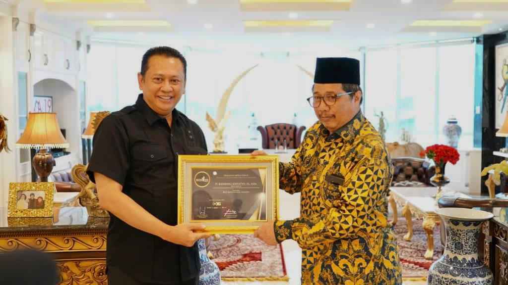 Ketua MPR Raih Penghargaan Best Institution Leader Ketua MPR Raih Penghargaan Best Institution Leader