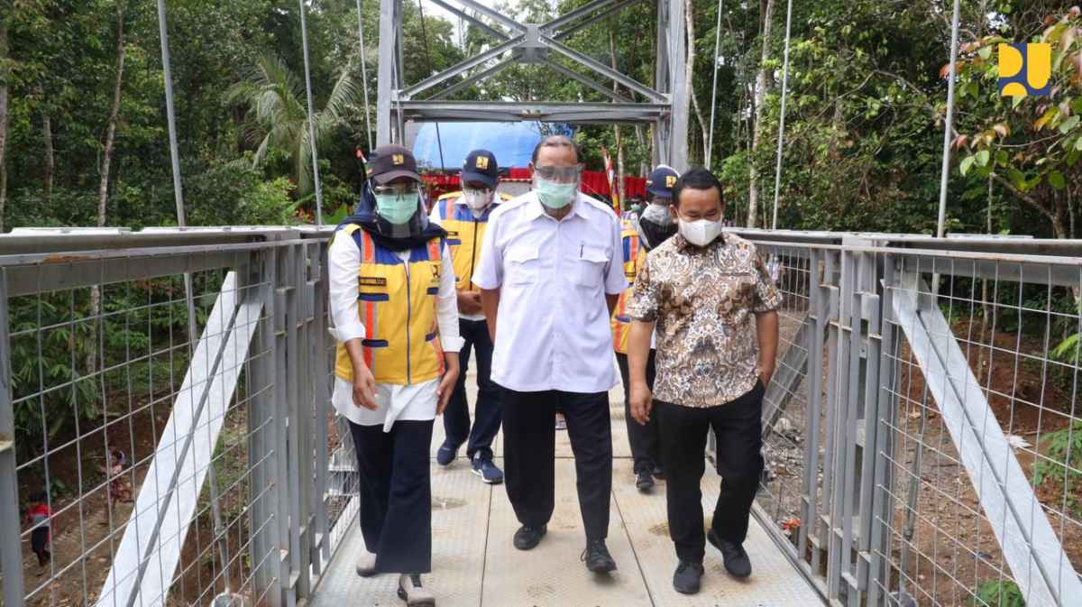 Tingkatkan Konektivitas Warga, PUPR Operasikan Jembatan Gantung Mekar Baru