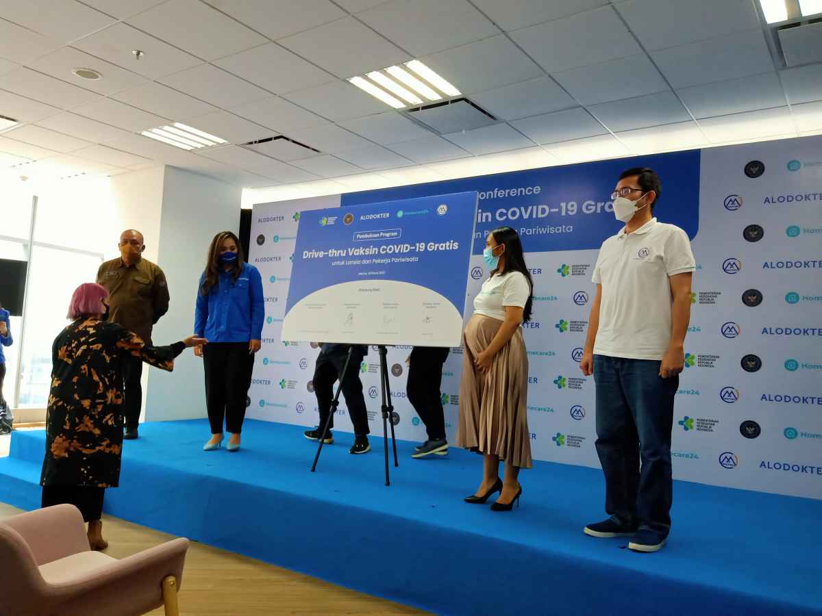 Gandeng Platform Kesehatan, Kemenparekraf: Vaksinasi Pekerja Wisata Dorong Pemulihan Ekonomi Gandeng Platform Kesehatan, Kemenparekraf: Vaksinasi Pekerja Wisata Dorong Pemulihan Ekonomi