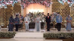 Tak Hanya Atta-Aurel, Duet Jokowi-Airlangga Jadi Saksi Nikah Putri Idris Laena Tak Hanya Atta-Aurel, Duet Jokowi-Airlangga Jadi Saksi Nikah Putri Idris Laena