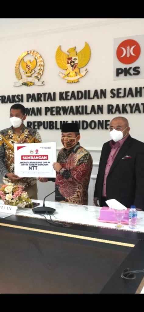 Fraksi PKS Serahkan Bantuan Simbolis kepada Masyarakat Korban Bencana di NTT dan NTB Fraksi PKS Serahkan Bantuan Simbolis kepada Masyarakat Korban Bencana di NTT dan NTB